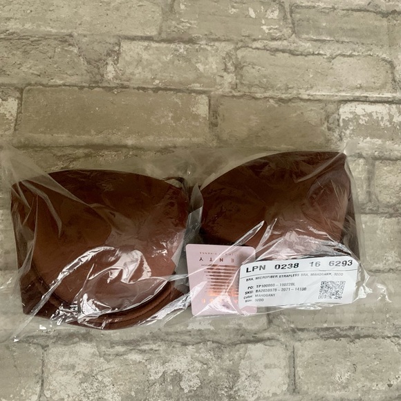 SAVAGE X FENTY: Core Microfiber Strapless Bra - Picture 12 of 13